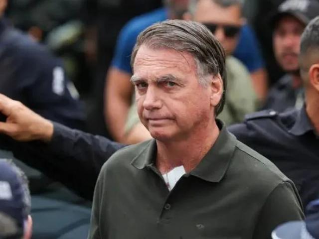Moraes determina prisão domiciliar temporária a Bolsonaro