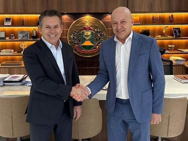 Mauro passa o comando do Governo de MT para Pivetta em cerimônia com troca de secretários
