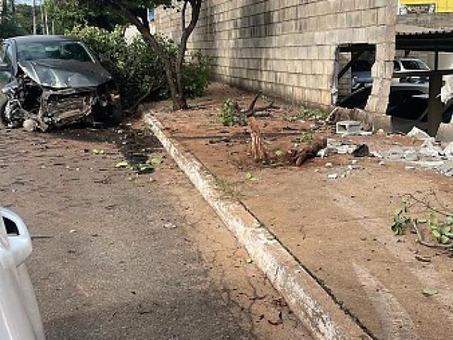 Homem destrói muro de condomínio em Cuiabá e estraga carros; vídeo