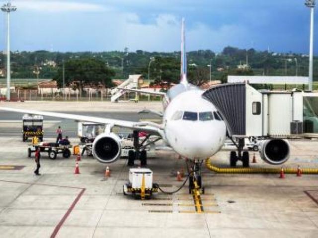 Justiça proíbe greve de controladores de voo na segunda e determina multa