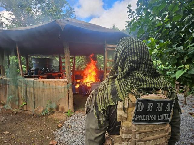 Polícia prende quatro pessoas e derruba nove construções ilegais às margens do Rio Cuiabá