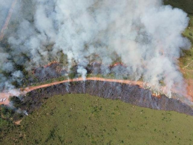 Corpo de Bombeiros realiza queima prescrita em Chapada dos Guimarães para minimizar riscos de incêndios florestais