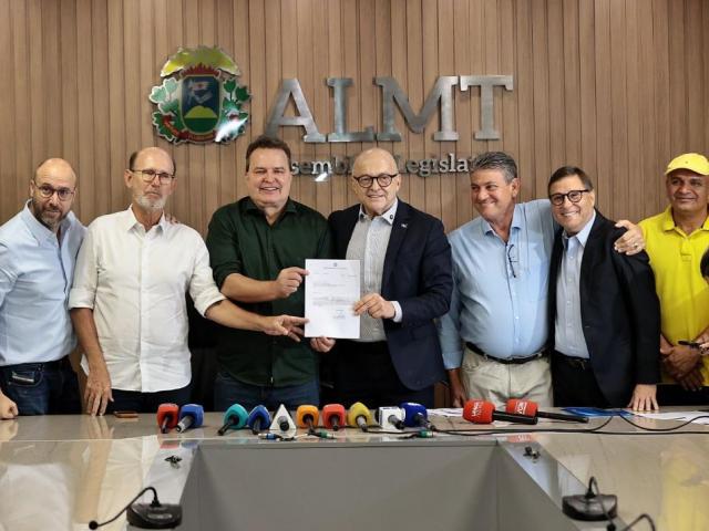 Governador entrega projeto de lei para diminuir custo do diesel e congelar Fethab até 2026