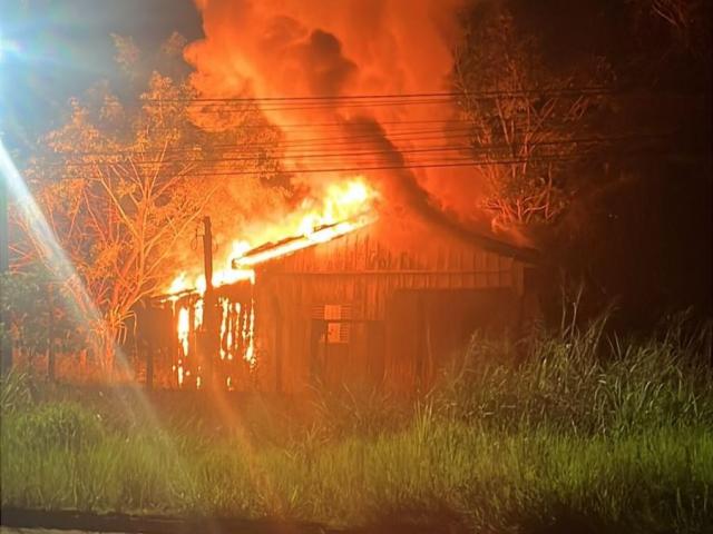 PM prende homem por agredir e incendiar residência da própria mãe em Juína