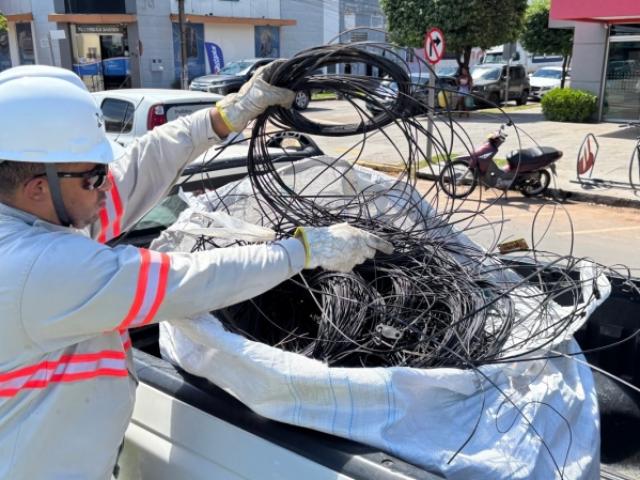 Operação Cidade Limpa chega a marca de 1,5 tonelada de fios e cabos irregulares retirados de postes em Sinop