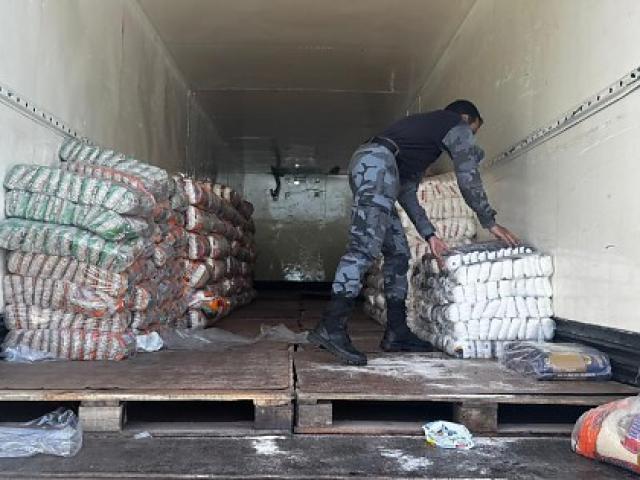 Caminhão com 520 fardos de comida e material de limpeza abasteceria facção em Lucas do Rio Verde