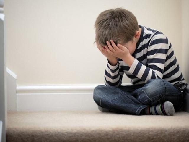 Menino de 6 anos é abandonado sozinho em casa; mãe é presa após balada