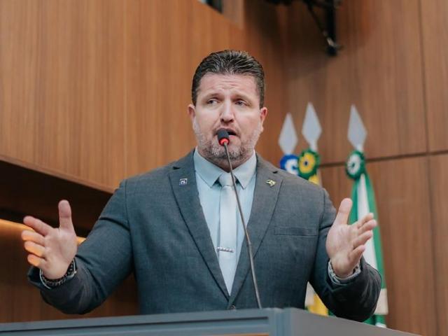 Projeto de Ranalli proíbe bandeiras não institucionais em escolas para barrar símbolos LGBT