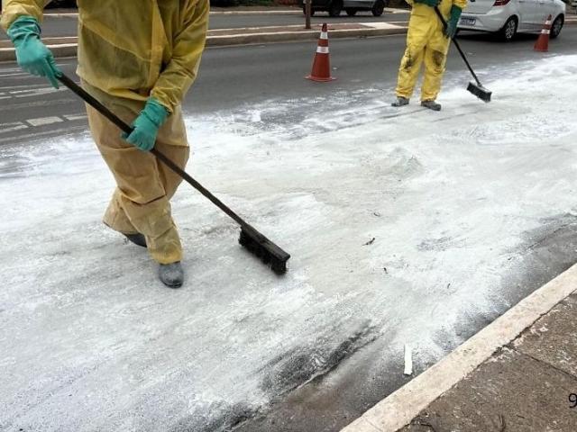 Mais de 60 litros de ácido vaza de caminhão em Várzea Grande e área é isolada