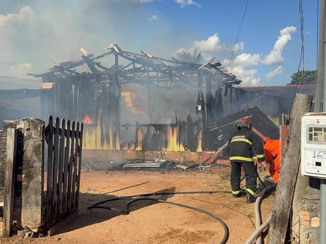 CASA FICA TOTALMENTE DESTRUÍDA APÓS INCÊNDIO NO BAIRRO SÃO JOSÉ OPERÁRIO 