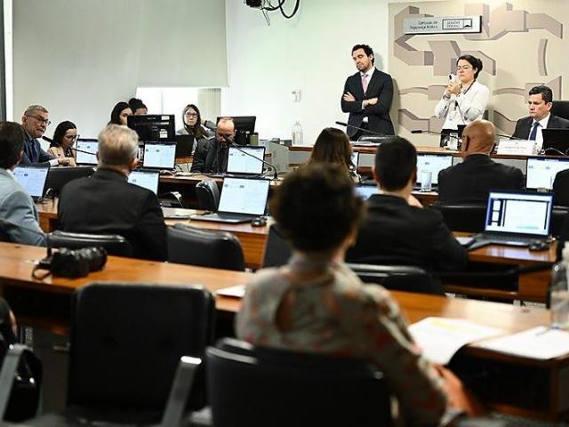Menores infratores poderão ser internados por 10 anos