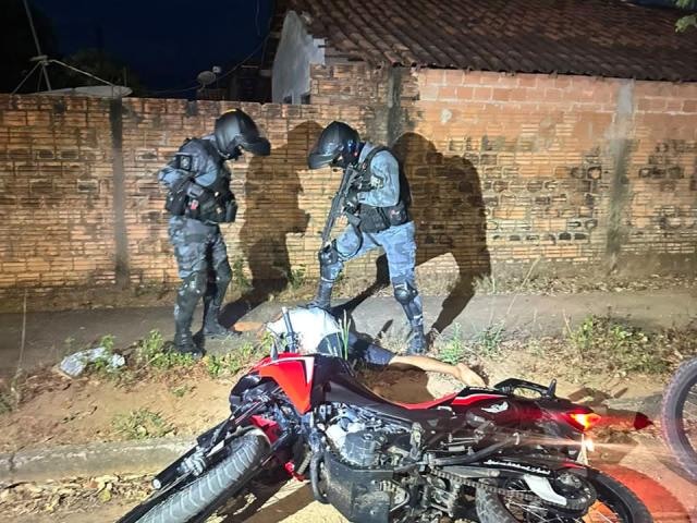 Nesta quarta-feira (10) uma ação rápida da equipe RAIO da polícia militar de Alta Floresta, resultou na recuperação de uma moto Honda Sahara que foi furtada da frente de um estabelecimento comercial na região central. O detalhe que chama a atençã