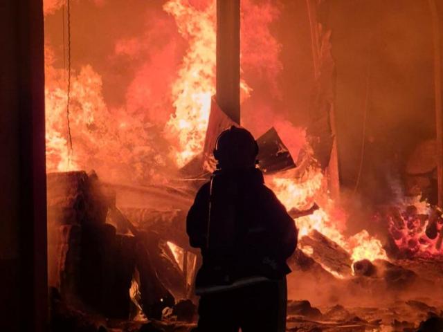 Corpo de Bombeiros extingue incêndio em fábrica de ração em Sinop