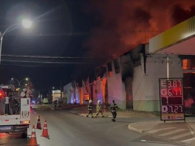 Incêndio destrói anexo da Secretaria de Educação de Várzea Grande; prédio fica ao lado de posto de combustível