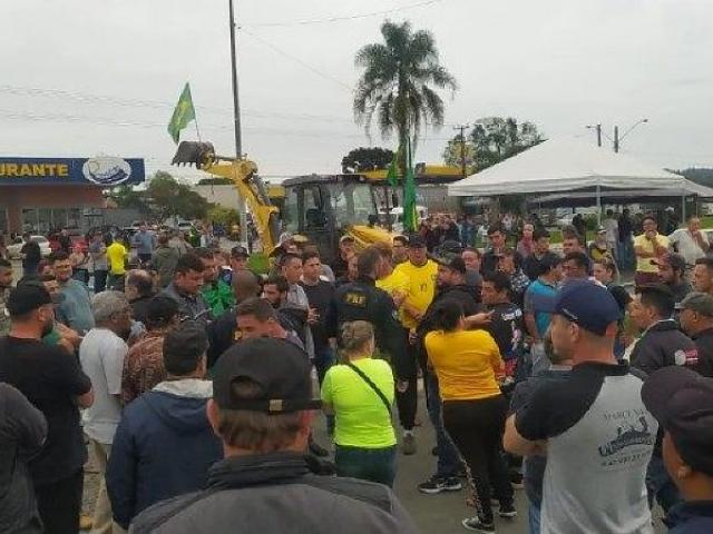 Câmara aprova anistia a multas por bloqueios de estradas após derrota de Bolsonaro e cria piso de R$ 5 mil para caminhoneiro