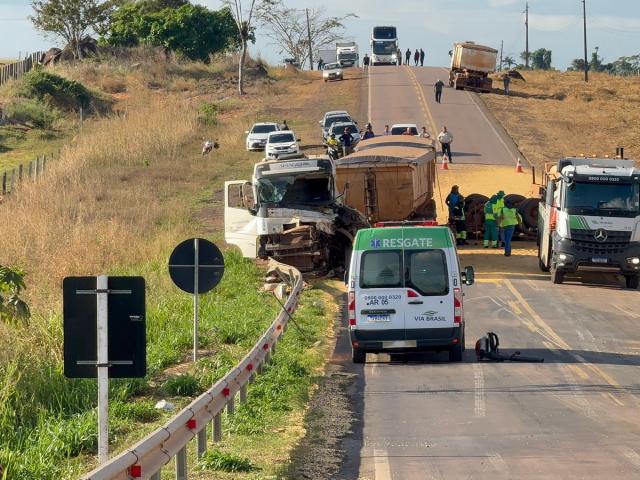 Vagão de carreta se desprende e provoca grave acidente na MT-320 entre Carlinda e Del Rey
