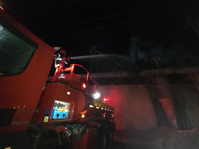 Bombeiros combatem incêndio de grandes proporções em secador de grãos