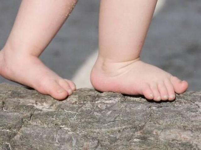 Bebê de 1 ano é achado sozinho na rua de madrugada após mãe passar a noite bebendo em MT