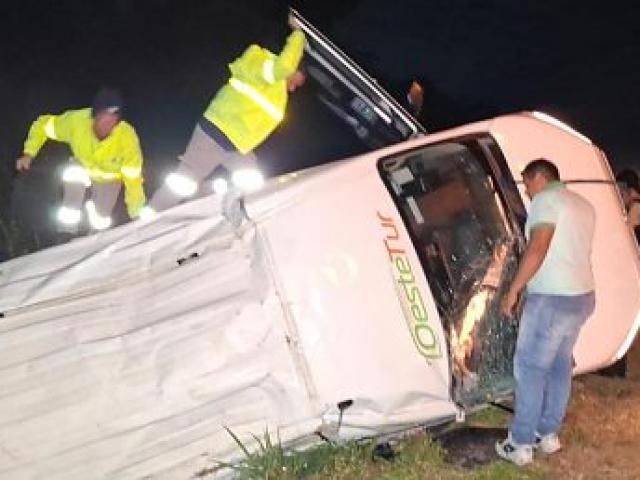 Van com 11 funcionários da Rota do Oeste tomba em Lucas do Rio Verde; Strada e Up batem no mesmo trecho