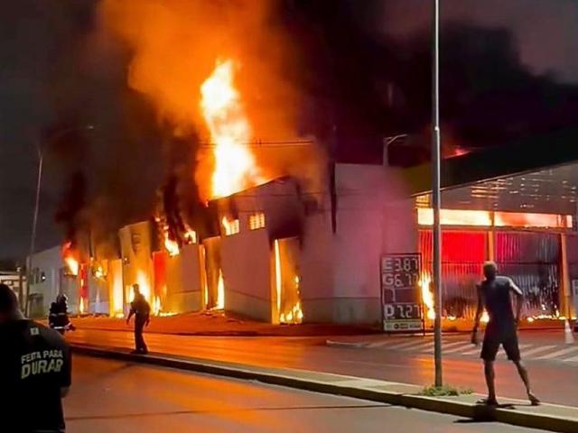 Politec descarta incêndio criminoso e aponta falha elétrica em depósito da Educação de Várzea Grande
