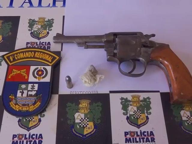 Homem  é preso em flagrante por uso de entorpecentes e porte ilegal de arma