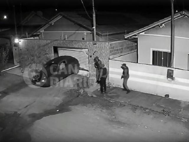 Câmeras flagram falsos policiais invadindo casa para executar servidor em Mirassol; vídeo