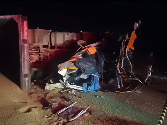 Motorista morre em colisão entre caminhões na MT-320