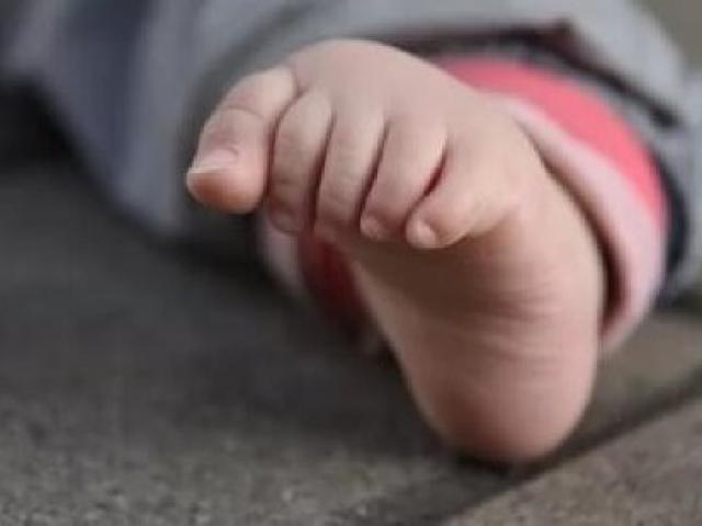 Irritada com o choro do filho, mãe adolescente agride bebê de cinco meses com tapas na cabeça