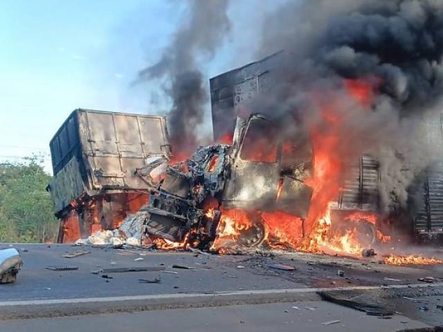 Carretas batem de frente e pegam fogo na BR-364; veja vídeo