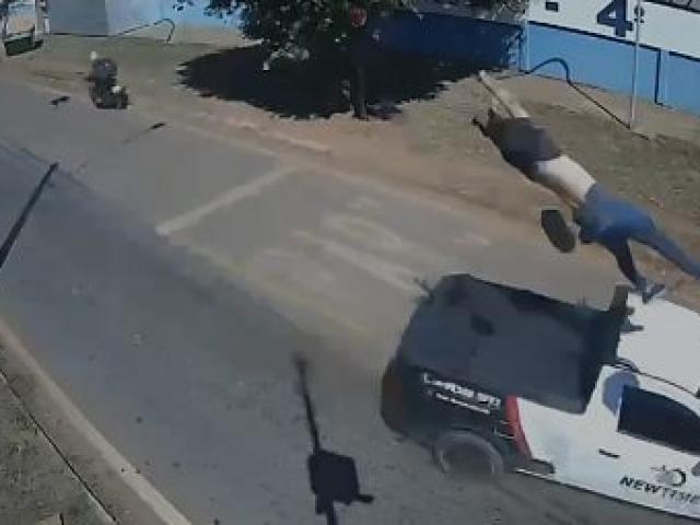Câmera registra momento em que entregadora bate de frente em carro e é arremessada