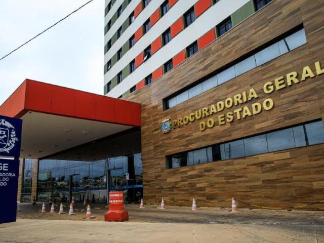 Governo de MT aciona BMG, Santander, Pan, Daycoval e mais 6 bancos na Justiça por 