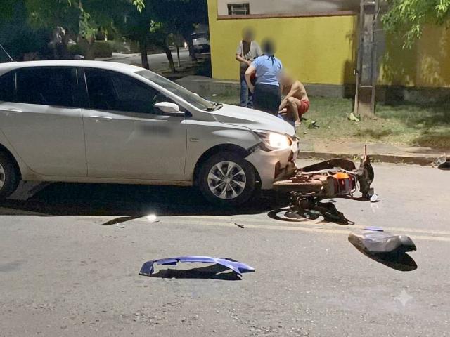 Motociclista sofre fratura exposta após acidente em cruzamento