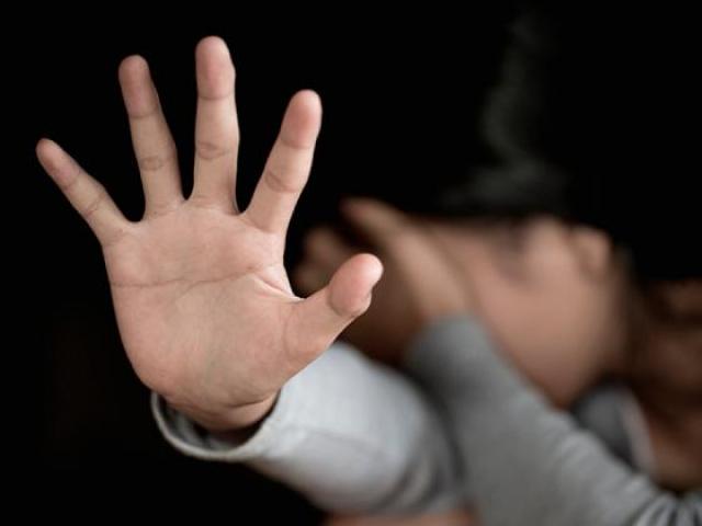 Mãe vai parar na delegacia por bater na filha de 15 anos que sumiu e só voltou pra casa de madrugada