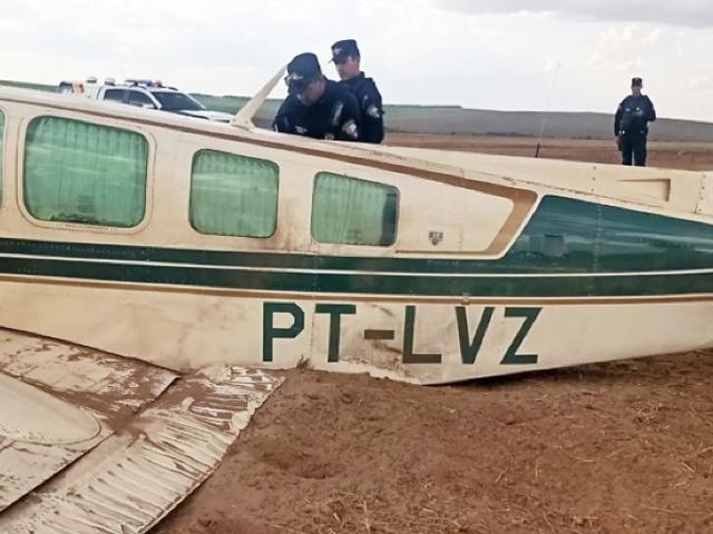 Avião abandonado em rodovia de MT pode ter ligação com tráfico