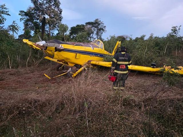 Avião agrícola cai em área de vegetação em Tangará da Serra