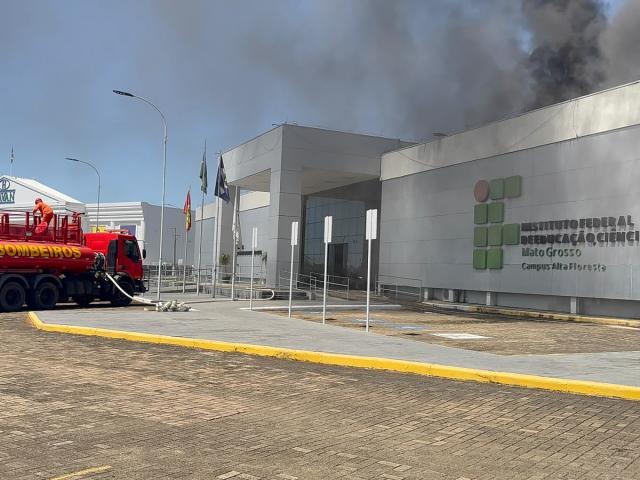 Incêndio de grandes proporções atinge parte do prédio do IFMT 