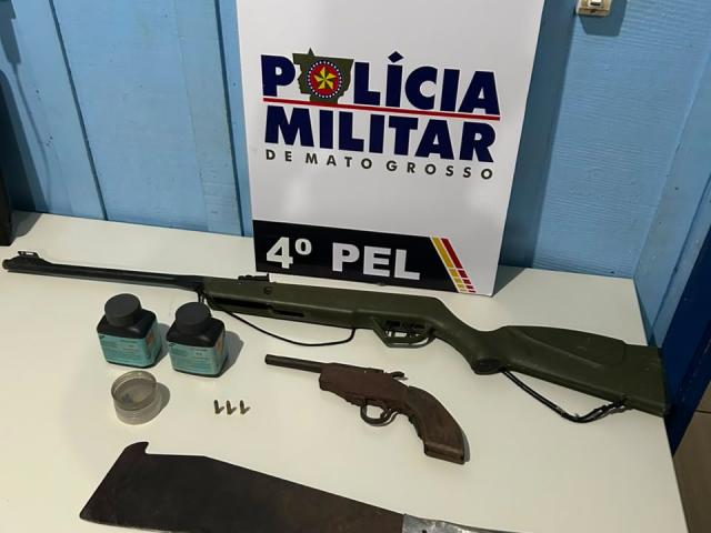 Homem é detido após denúncia de agressão e PM encontrar armas e munições em sítio 