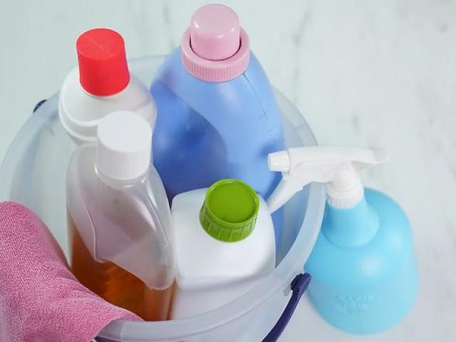 Anvisa proíbe fabricação e venda de 12 produtos de limpeza
