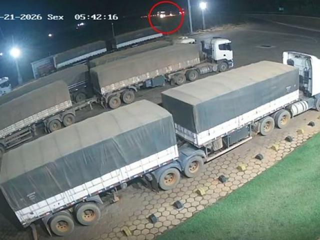 Vídeo mostra momento em que duas carretas batem de frente na BR-158 em Confresa