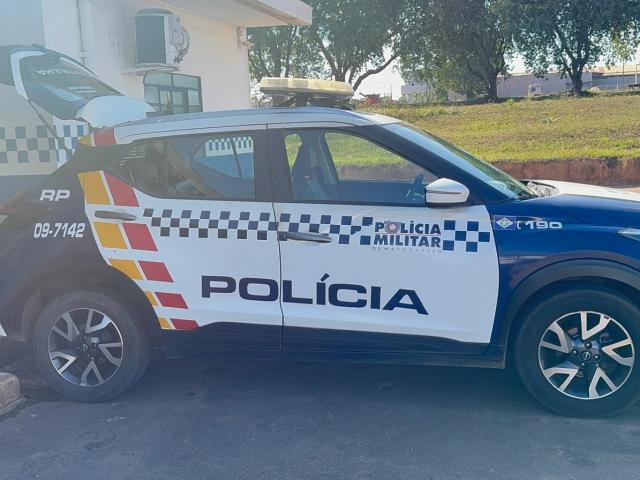 Mulher é conduzida à delegacia após homem ser encontrado morto em chácara
