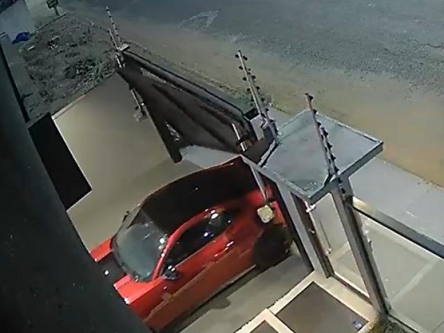 Vídeo mostra mulher arrombando portão com Mustang para fugir de casa em Campo Novo do Parecis