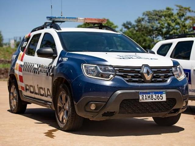 Mulher bêbada espanca marido com pedaço de pau enquanto ele segurava bebê de 2 meses no colo em Sinop