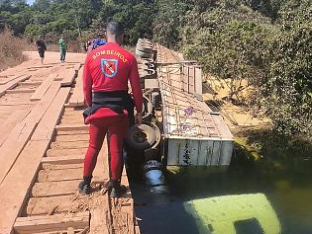 Motorista de 29 anos morre após caminhão cair em rio durante travessia de ponte em MT