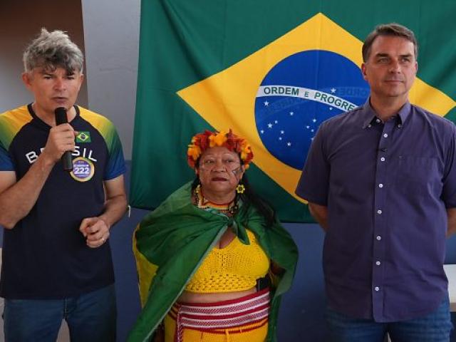 Em aldeia em MT, Flávio Bolsonaro promete fundo de crédito e autonomia a produtores indígenas