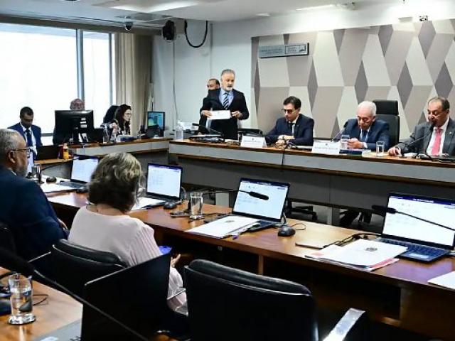 CCJ do Senado aprova PEC que acaba com jornada 6x1