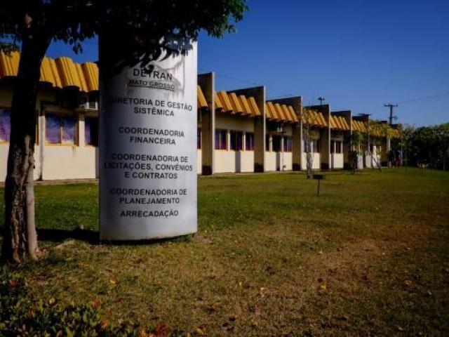 Juiz condena ex-servidores do Detran em R$ 335 mil por esquema que apagava multa em troca de propina