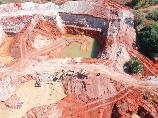 Barranco desaba sobre retroescavadeira e mata trabalhador soterrado em Poconé