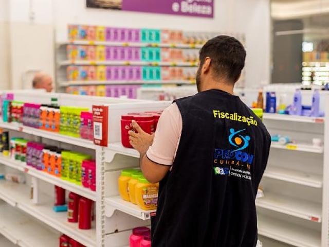 Procon fiscaliza shoppings de Cuiabá e apreende 926 produtos