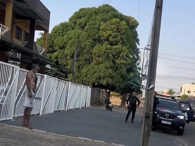 Homem ameaça pessoas com facão, avança contra guarda municipal e acaba morto