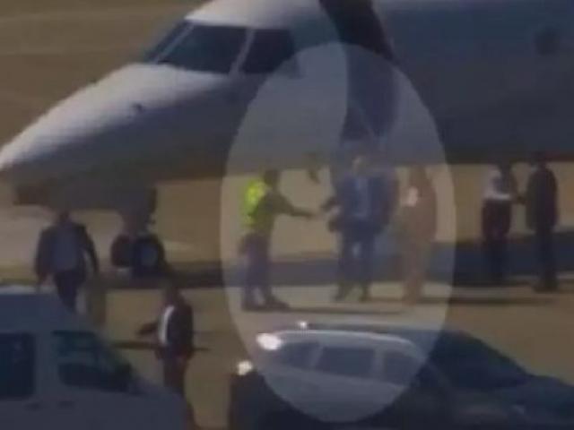 Vídeo mostra Moraes e esposa desembarcando de jatinho de Vorcaro